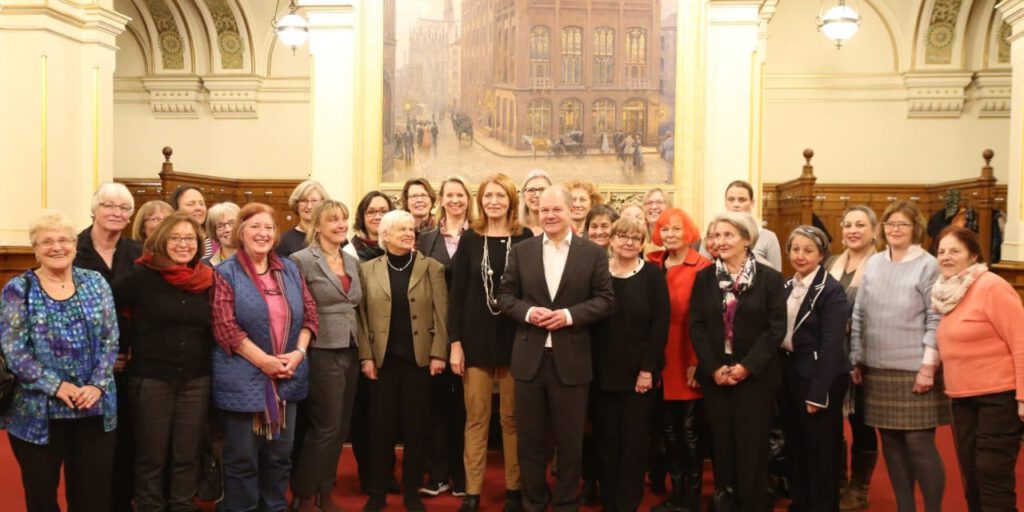 Gruppenbild zahlreicher Frauen mit Hamburgs Erstem Bürgermeister Olaf Scholz