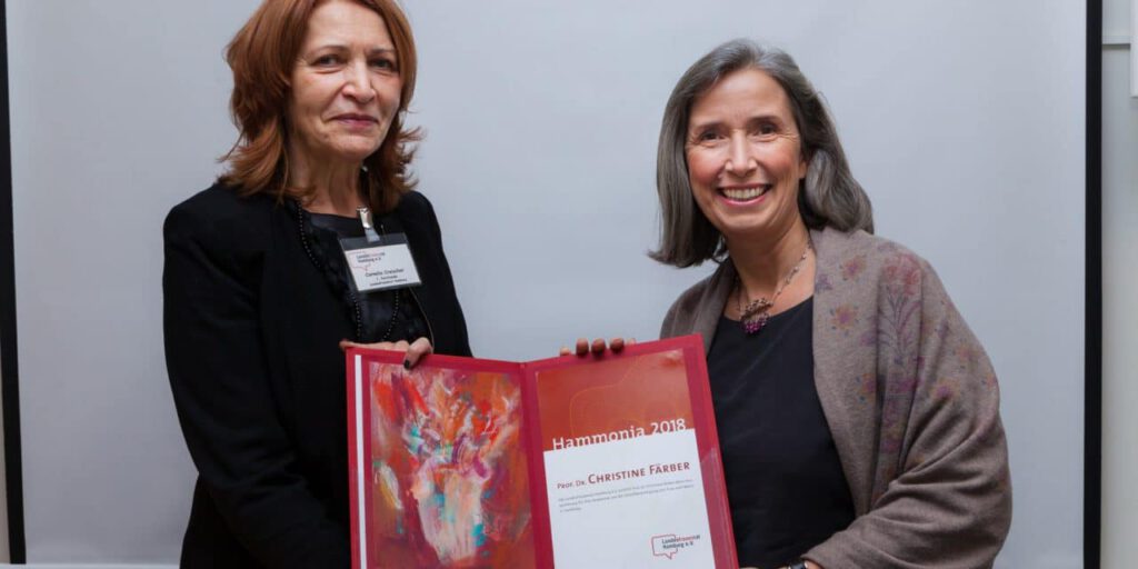 Cornelia Creischer übergibt Hammonia Urkunde an Prof. Dr. Christine Färber