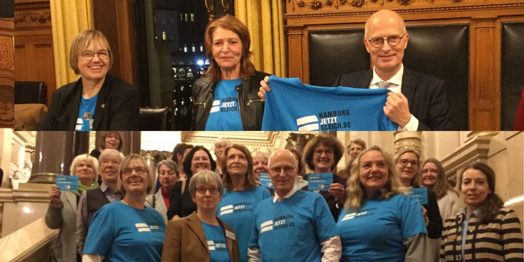 Gruppenbild zahlreicher Frauen mit Hamburgs Erstem Bürgermeister Peter Tschentscher, alle tragen T-Shirts mit der Aufschrift „Hamburg jetzt gleich“