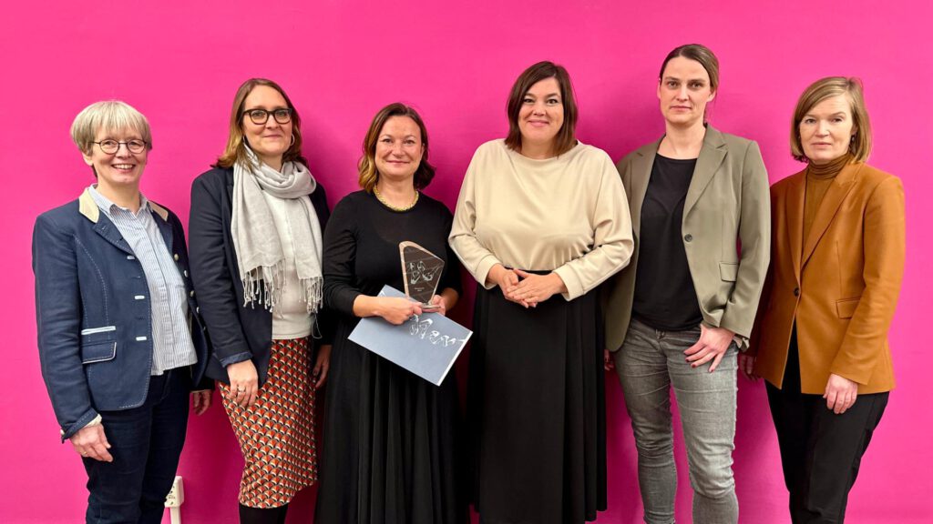 Eva Burgdorf, Dr. Christina Maria Huber, Dr. Kathrin Baumstark, Katharian Fegebank und Annika Huisinga im Gruppenfoto mit Hammonia Trophäe