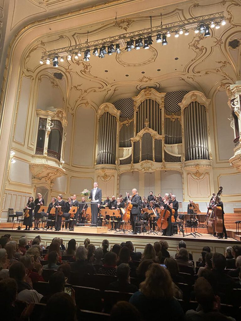 Aufnahme der Bühne des Großen Saals in der Laeiszhalle, die Kammersinfonie Hamburg empfängt Applaus nach dem Konzert.