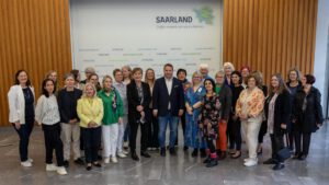 Gruppenfoto mit einer Menge Teilnehmer*innen der Konferenz der Landesfrauenräte im Saarland