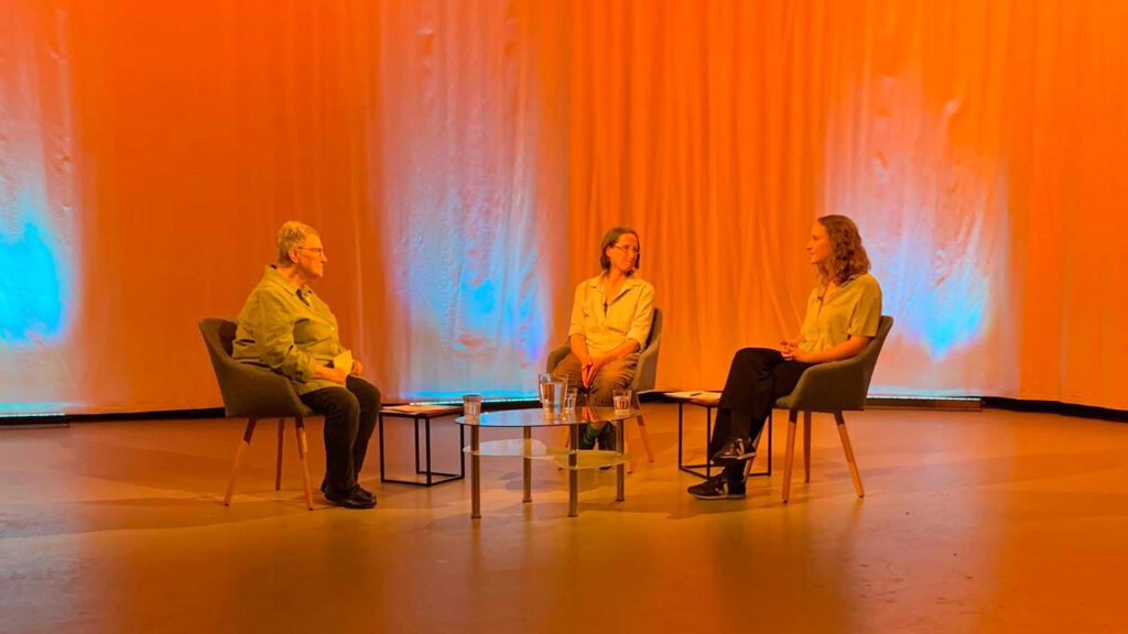 Reingard Wagner, Margret Schmidt und Jarla Wessel sitzen in einem Stuhlkreis im Gespräch