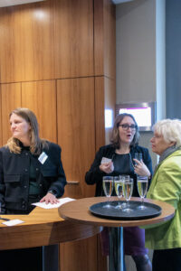 Lisa Schaumann, Dr. Christina Maria Huber und Elke Wrage im Gespräch bei Sektempfang