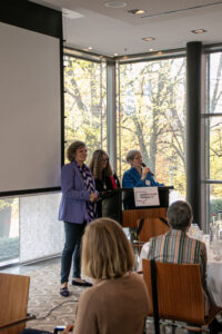 Angela Fechner, Angelika Ohse und Eva Burgdorf halten eine Rede am Podium