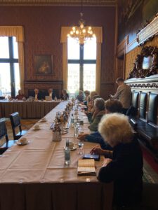 Eine Gruppe von Personen im Rathaus im Gespräch mit Hamburgs Erstem Bürgermeister Peter Tschentscher