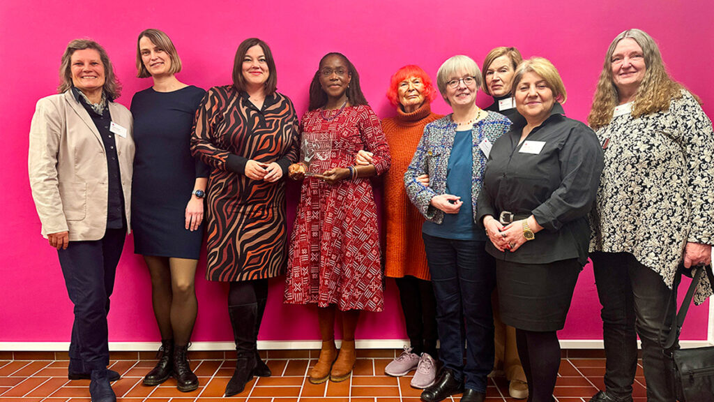 Angela Fechner, Annika Huisinga, Katharina Fegebank, Dr. Gwladys Awo, Prof. Dr. Christa Randzio-Plath, Eva Burgdorf, Doris Schramm, Güler Ulas, Angelika Ohse posieren mit der Hammonia Trophäe