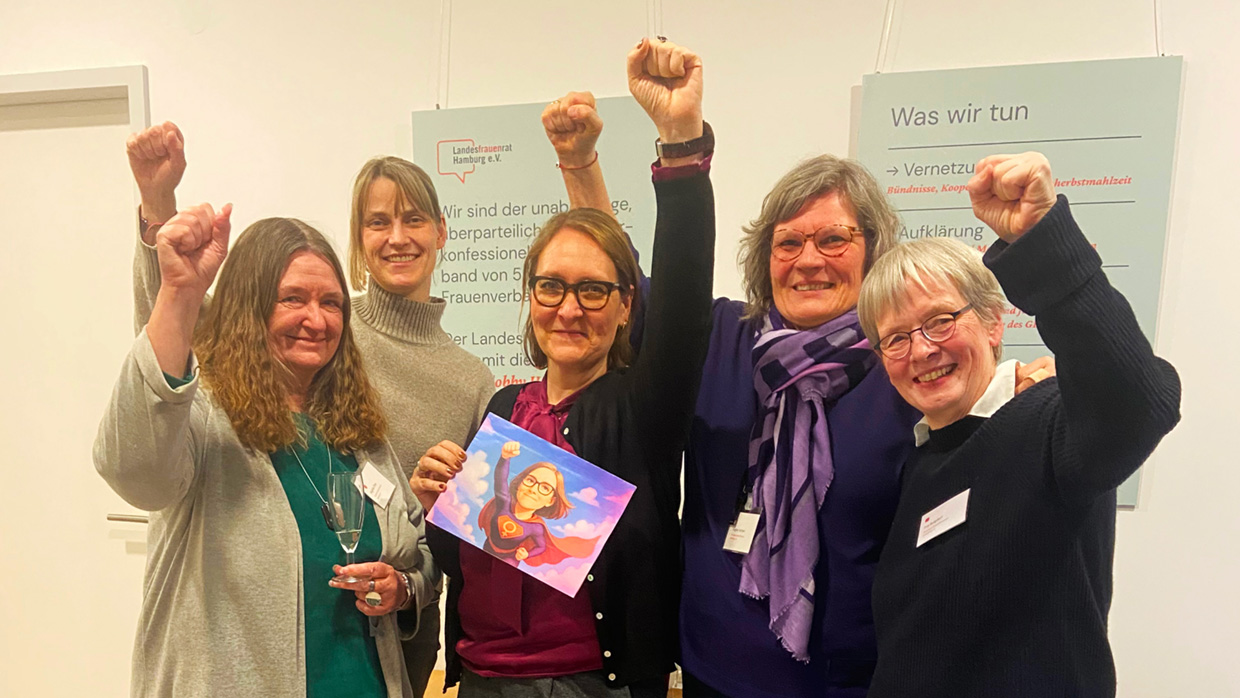 Angelika Ohse, Annika Huisinga, Dr. Christina Maria Huber, Angela Fechner und Eva Burgdorf recken fröhlich eine "Superwoman-Faust" in die Luft.