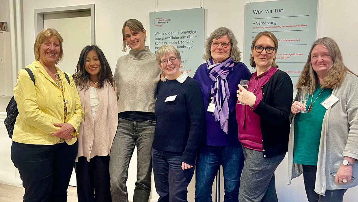 Sylvia Scheffel, Vena Velarde Iversen, Eva Burgdorf, Angela Fechner, Dr. Christina Maria Huber und Angelika Ohse posieren für ein Foto.