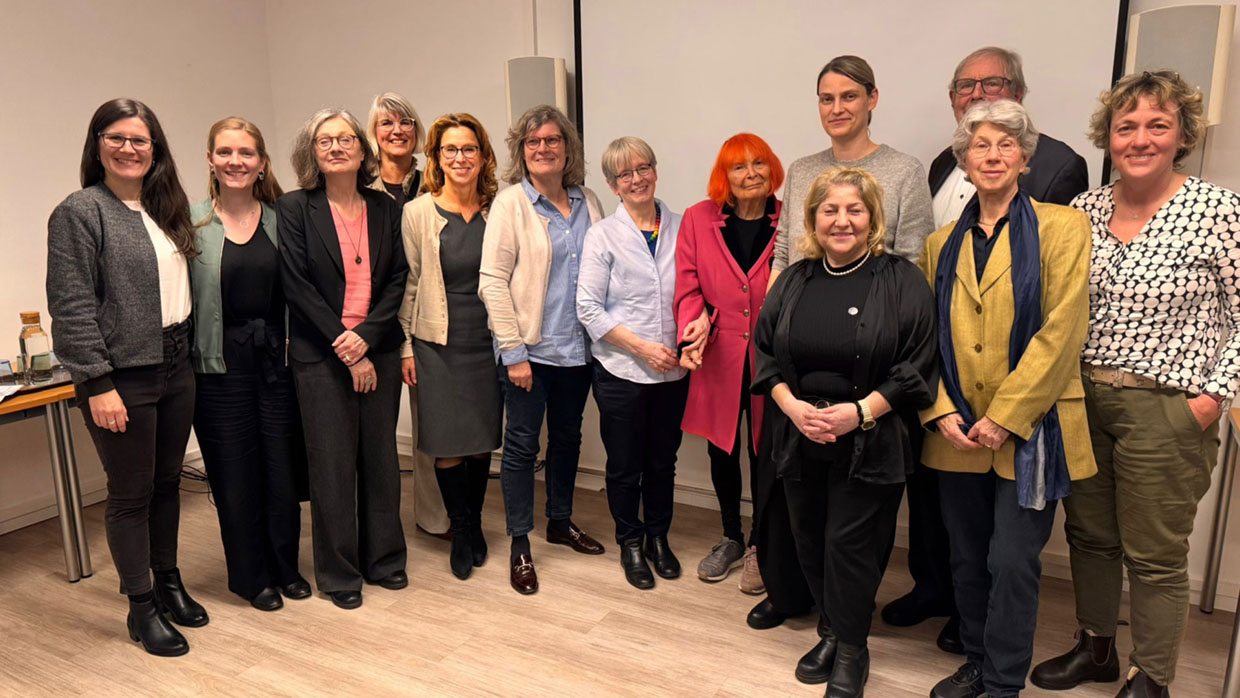Gruppenbild in den Räumen des Landesfrauenrat Hamburg e.V. Zu sehen sind von links nach rechts: Kerstin Geppert, Prof. Dr. Dana Valentiner, Gabi Dobusch, Christine Faltynek, Carola Veit, Angela Fechner, Eva Burgdorf, Prof. Dr. h.c. Christa Randzio-Plath, Annika Huisinga, Güler Ulas, Prof. Dr. Rainer Tetzlaff, Mechthild Walz, Astrid Hennies.