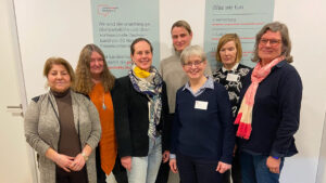 Gruppenbild in den Räumen des Landesfrauenrat Hamburg e.V. Zu sehen sind von links nach rechts: Güler Ulas, Angelika Ohse, Dr. Anja V. Hartmann, Annika Huisinga, Eva Burgdorf, Doris Schramm und Angela Fechner.