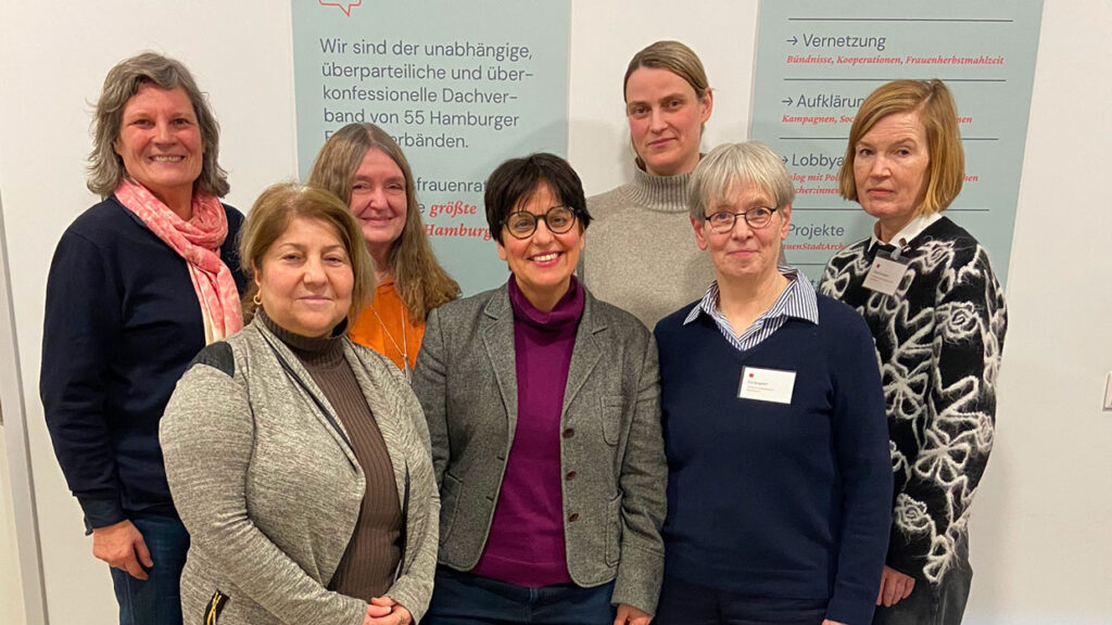 Gruppenbild in den Räumen des Landesfrauenrat Hamburg e.V. Zu sehen sind von links nach rechts: Angela Fechner, Güler Ulas, Angelika Ohse, Jülide Sünter, Annika Huisinga, Eva Burgdorf und Doris Schramm.