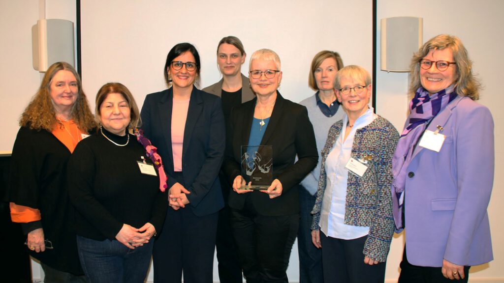 Gruppenbild in den Räumen des Landesfrauenrat Hamburg e.V. Zu sehen sind von links nach rechts: Angelika Ohse, Güler Ulas, Maryam Blumenthal, Annika Huisinga, Kersten Artus, Doris Schramm, Eva Burgdorf und Angela Fechner.