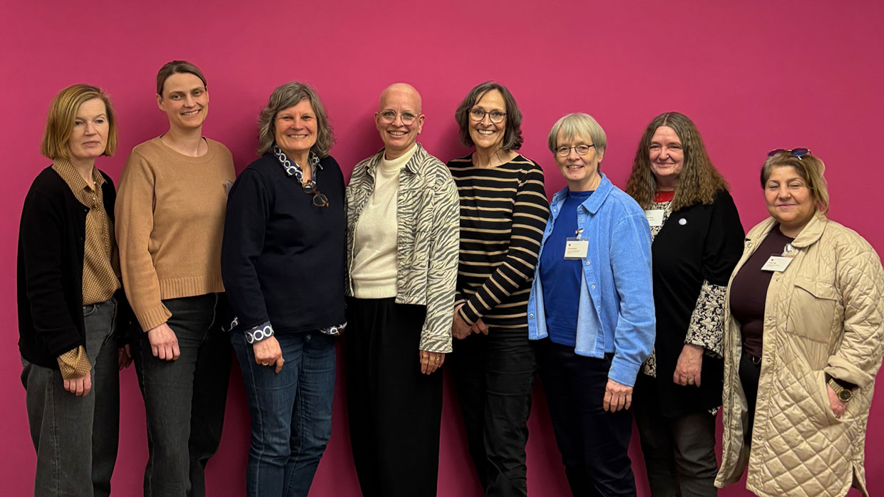 Doris Schramm, Annika Huisinga, Angela Fechner, Britta Peters, Helen Wullenweber, Eva Burgdorf, Angelika Ohse und Güler Ulas posieren für ein Gruppenfoto.